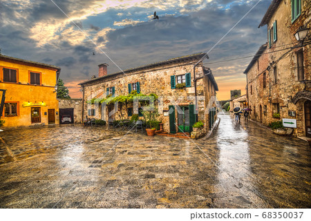 Monteriggioni main square after the rain 68350037