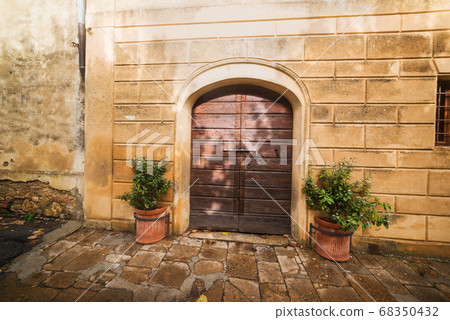 detail of a wooden door in Montepulciano 68350432