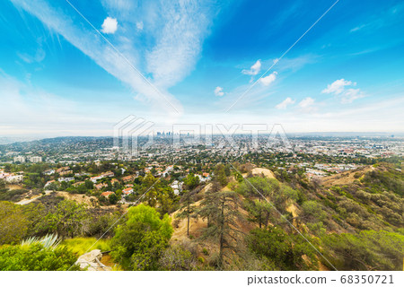 Blue sky over Los Angeles 68350721