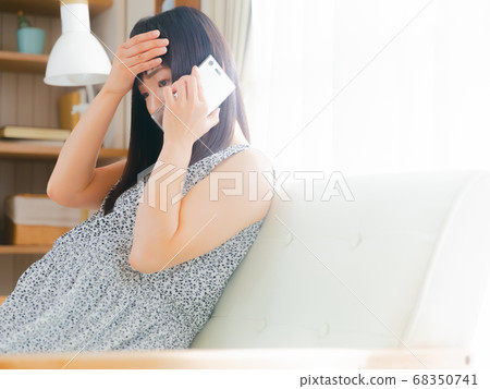Pregnant woman with hand on forehead calling 4:3 68350741