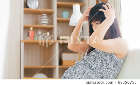 Pregnant woman holding her head Itchy scalp and scalp massage 16:9 68350753