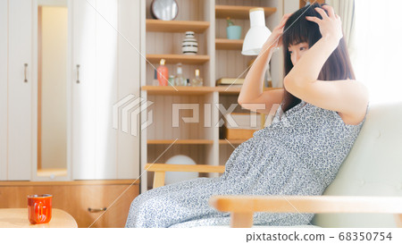 Pregnant woman holding her head Itchy scalp and scalp massage 16:9 68350754