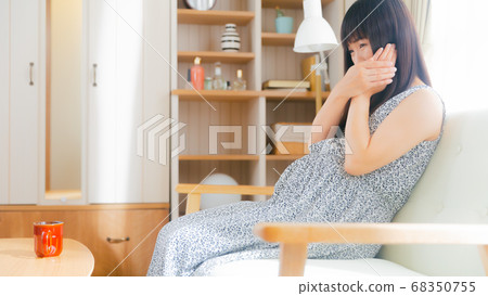 Pregnant woman holding her cheeks 16:9 68350755