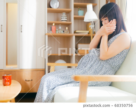 孕婦抱著她的臉頰4：3 68350756