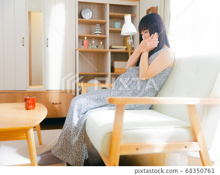 Pregnant woman holding her cheeks 4:3 68350761