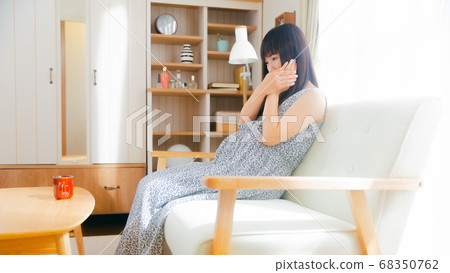 Pregnant woman holding her cheeks 16:9 Pregnant woman holding her cheeks 16:9 68350762