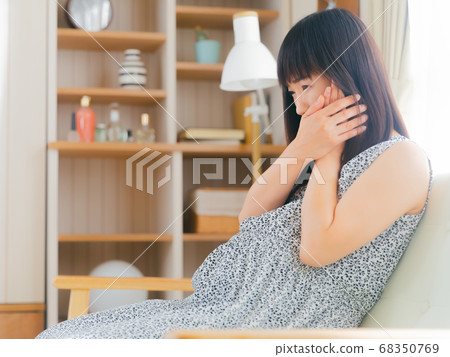 Pregnant woman holding her cheeks, such as tooth decay, copy space 4:3 68350769