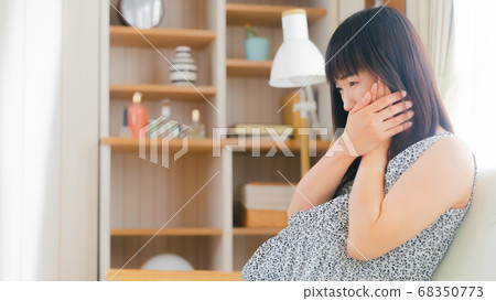 孕婦抱著她的臉頰,複製空間16:9 孕婦抱著她的臉頰,複製空間16:9 68350773