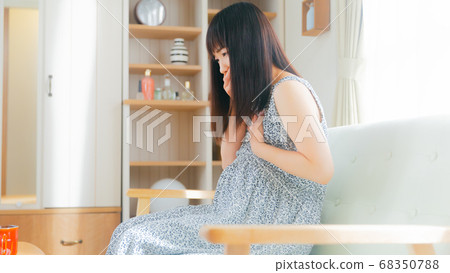 Pregnant woman with nausea, various symptoms 16:9 68350788
