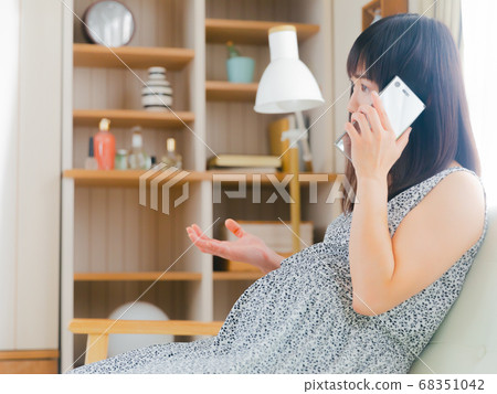 沮喪不滿抱怨孕婦打手勢手勢4:3 沮喪不滿抱怨孕婦打手勢手勢4:3 68351042