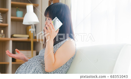 沮喪的沮喪的孕婦打手勢的手勢16:9 沮喪的沮喪的孕婦打手勢的手勢16:9 68351043