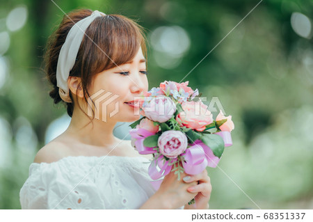 Woman with a bouquet 68351337