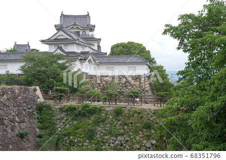 The castle tower of Kishiwada Castle standing in the fresh green The castle tower of Kishiwada Castle standing in the fresh green 68351796