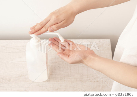 婦女的手用酒精消毒 68351903