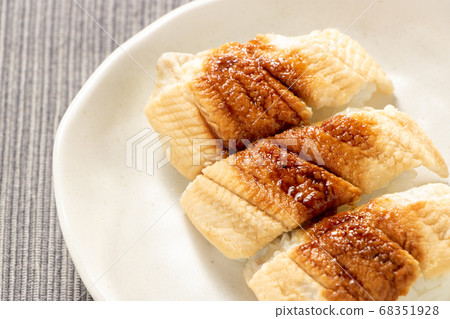蒸鰻魚壽司。 蒸鰻魚壽司。 68351928