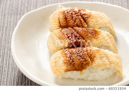 蒸鰻魚壽司。 68351934