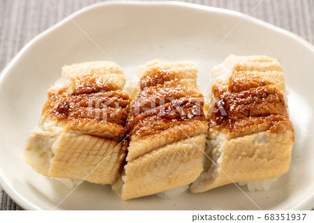 蒸鰻魚壽司。 蒸鰻魚壽司。 68351937
