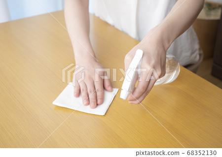 女人消毒桌的手 女人消毒桌的手 68352130