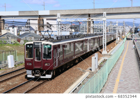 阪急京都線南茨城站附近行駛的8300系列列車 阪急京都線南茨城站附近行駛的8300系列列車 68352344