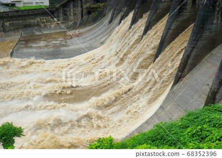 Emergency release of dam 68352396