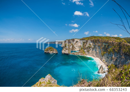 Diamond beach with blue ocean, sky and highest cliff in Nusa Penida island Diamond beach with blue ocean, sky and highest cliff in Nusa Penida island 68353243