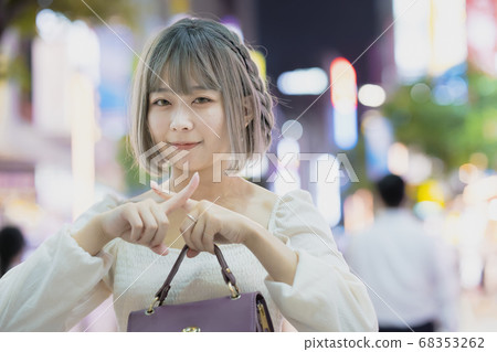 女人在晚上做ng簽到市中心 68353262