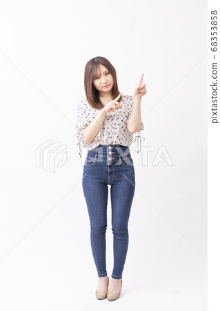 指著白色背景的女人 68353858