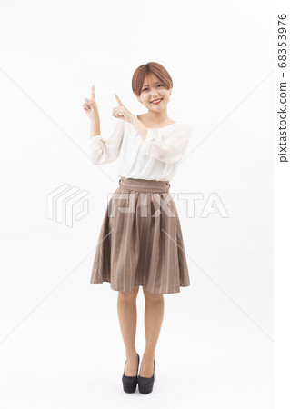 指著白色背景的女人 68353976