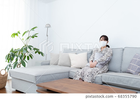 女人戴著口罩和看書 女人戴著口罩和看書 68355790