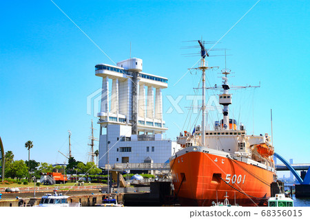 Scenery of the Antarctic research ship Fuji and Port of Nagoya Port Building in Nagoya Scenery of the Antarctic research ship Fuji and Port of Nagoya Port Building in Nagoya 68356015