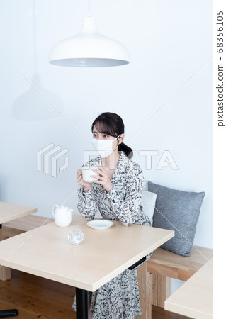 戴著面具,喝著茶的女人 戴著面具,喝著茶的女人 68356105