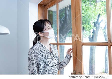 戴著面具,站在窗台上的女人 戴著面具,站在窗台上的女人 68356222