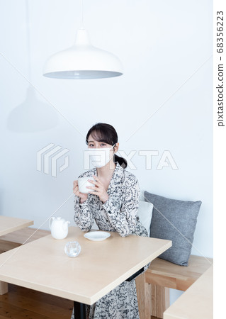 戴著面具,喝著茶的女人 戴著面具,喝著茶的女人 68356223