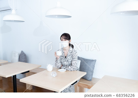 戴著面具，喝著茶的女人 68356226