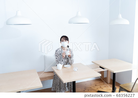 戴著面具，喝著茶的女人 68356227