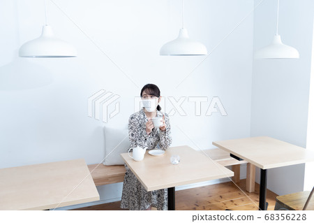 戴著面具,喝著茶的女人 戴著面具,喝著茶的女人 68356228