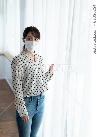 戴著面具,站在窗台上的女人 戴著面具,站在窗台上的女人 68356254