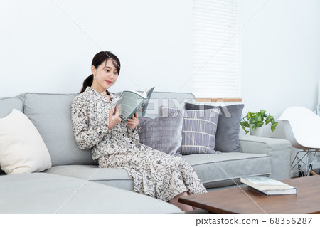 讀書的婦女在沙發 讀書的婦女在沙發 68356287