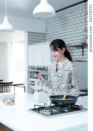 女人在家做飯 68356342