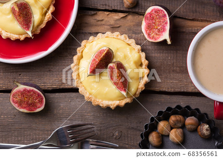 tartlets with custard cream and figs 68356561