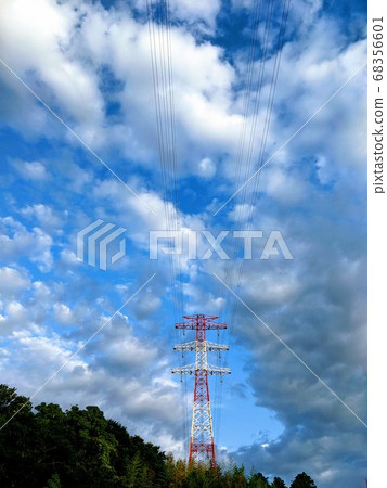 電力線路與藍藍的天空和潔白的雲朵的風景 68356601