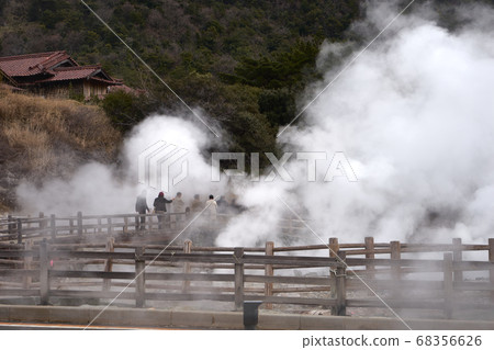 在雲仙溫泉從雲仙地獄升騰的火山羽 在雲仙溫泉從雲仙地獄升騰的火山羽 68356626