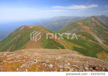 從美瑛看秋天的十勝嶽山脈和大雪背後 68356705