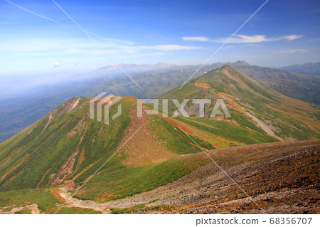 從美瑛看秋天的十勝嶽山脈和大雪背後 68356707