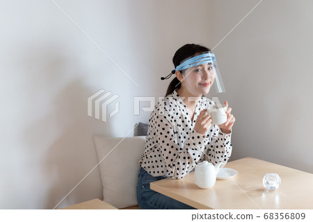 女人戴著口罩和喝茶 女人戴著口罩和喝茶 68356809