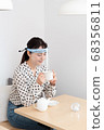 女人戴著口罩和喝茶 68356811
