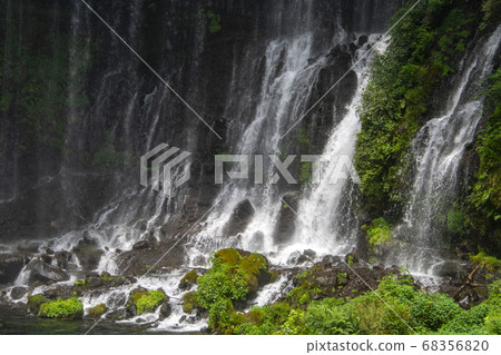 Shiraito Falls that falls into the bedrock 68356820
