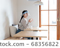 女人戴著口罩和喝茶 68356822