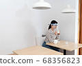 女人戴著口罩和喝茶 68356823