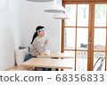 女人戴著口罩和喝茶 68356833